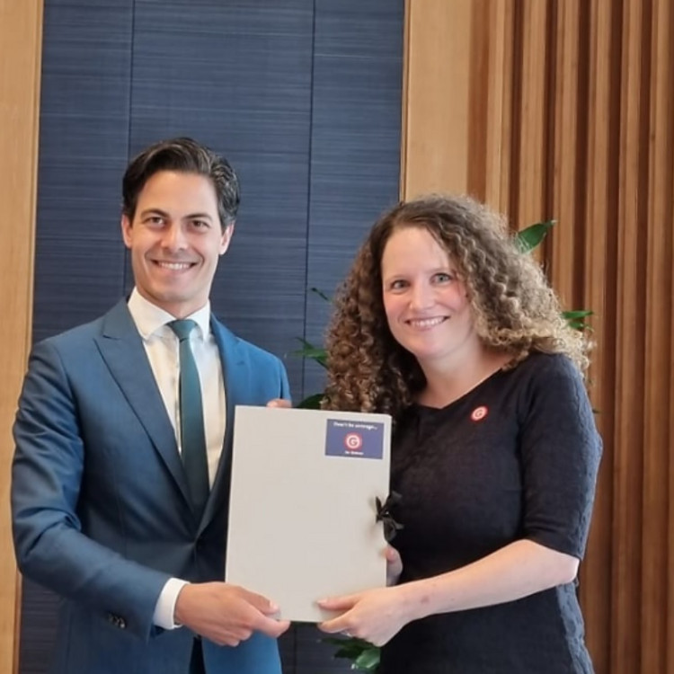 Minister Jetten neemt manifest ‘Sturen op werkelijk energiegebruik’ in ontvangst